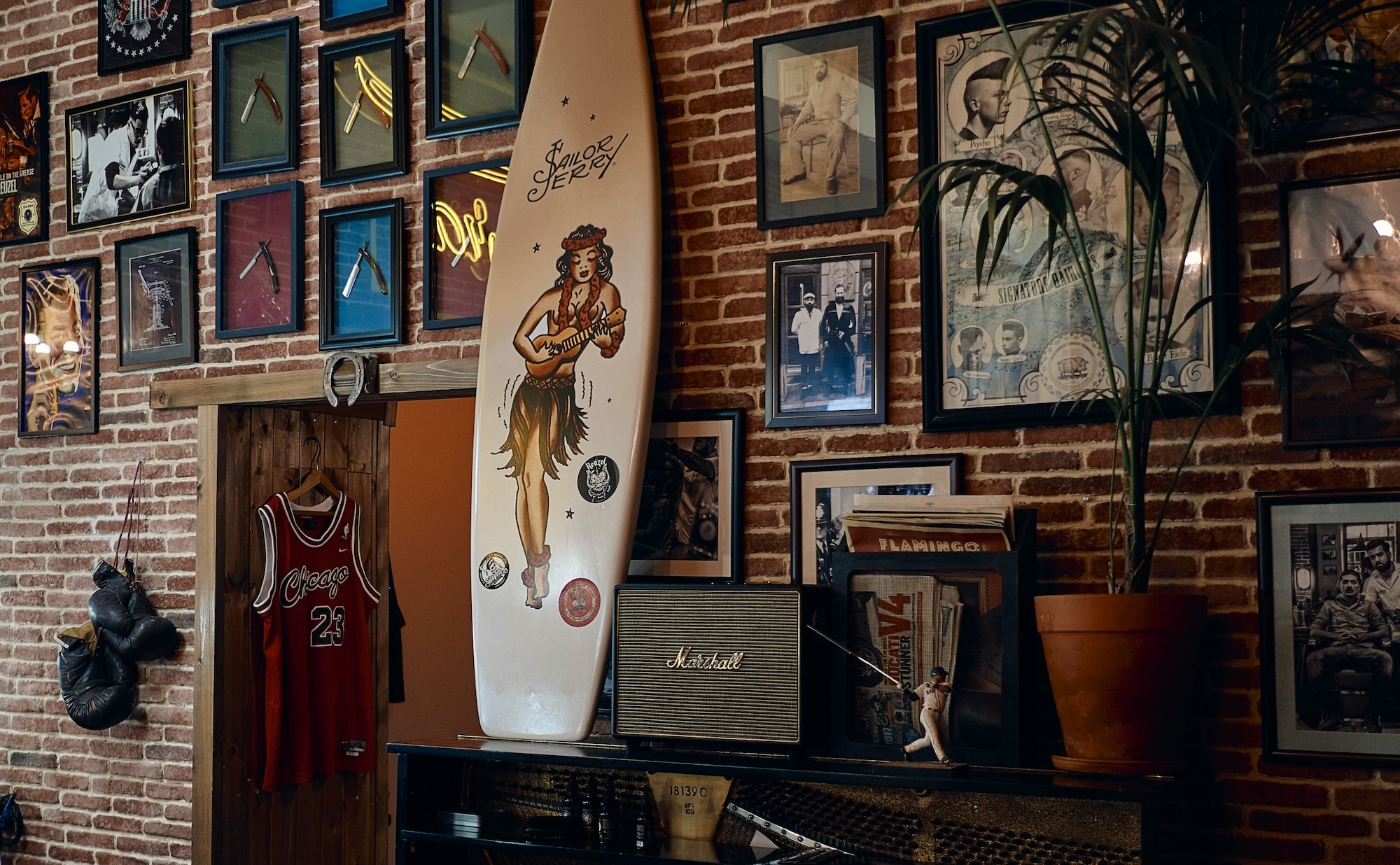 Parete decorata tattoo shop